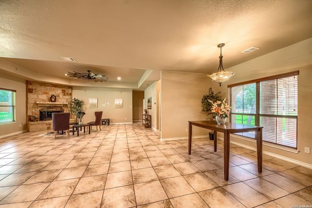 173 CHAMPIONS BLVD, La Vernia, TX 78121