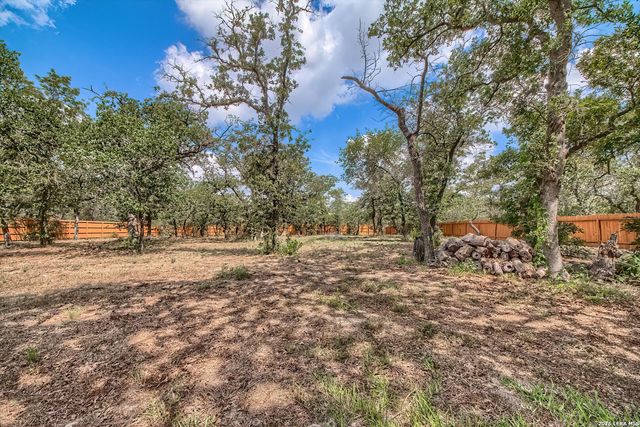 173 CHAMPIONS BLVD, La Vernia, TX 78121