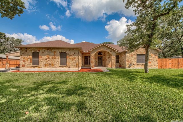 173 CHAMPIONS BLVD, La Vernia, TX 78121