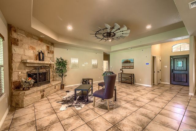 173 CHAMPIONS BLVD, La Vernia, TX 78121