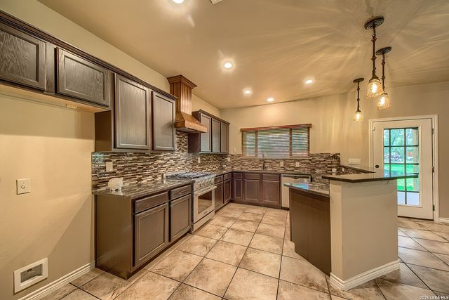 173 CHAMPIONS BLVD, La Vernia, TX 78121