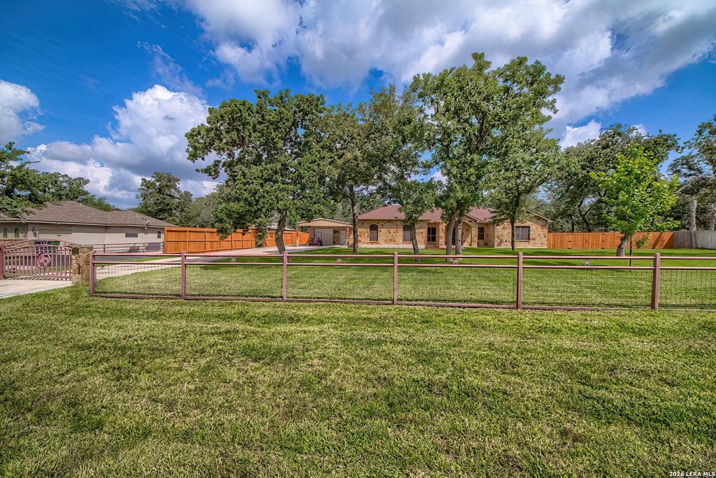 173 CHAMPIONS BLVD, La Vernia, TX 78121