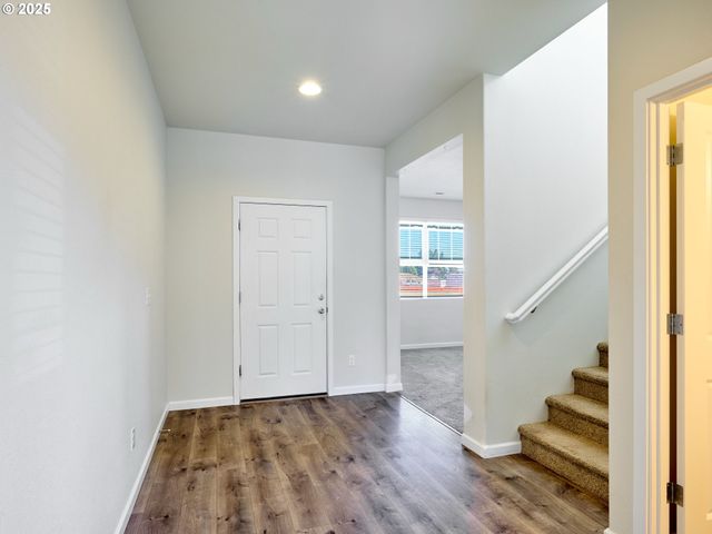 850 N VALLEY Dr, Molalla, OR 97038