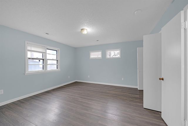 2102 W 35th St S, Wichita, KS 67217