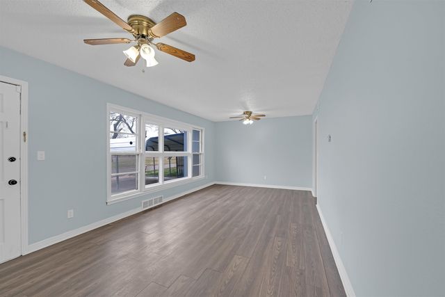 2102 W 35th St S, Wichita, KS 67217