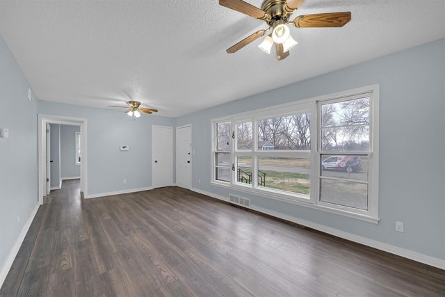 2102 W 35th St S, Wichita, KS 67217