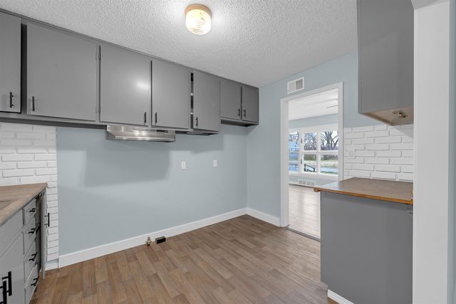 2102 W 35th St S, Wichita, KS 67217