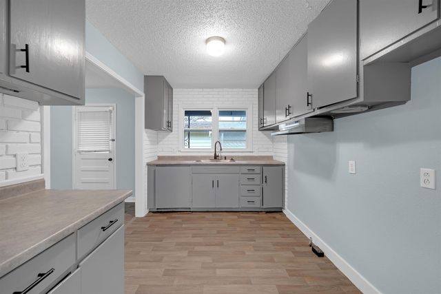 2102 W 35th St S, Wichita, KS 67217