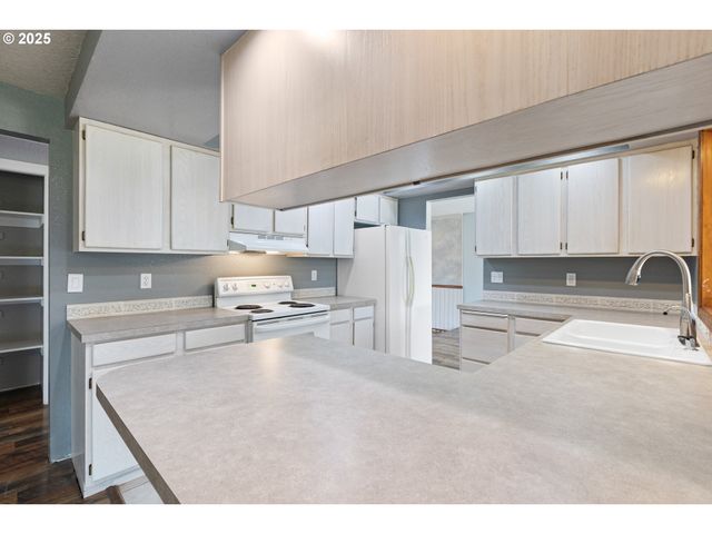 2445 LOMA VISTA Dr, Roseburg, OR 97471