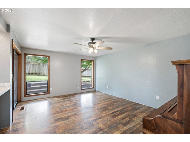 2445 LOMA VISTA Dr, Roseburg, OR 97471