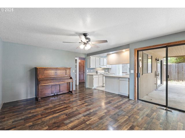 2445 LOMA VISTA Dr, Roseburg, OR 97471