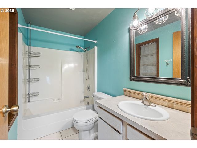 2445 LOMA VISTA Dr, Roseburg, OR 97471