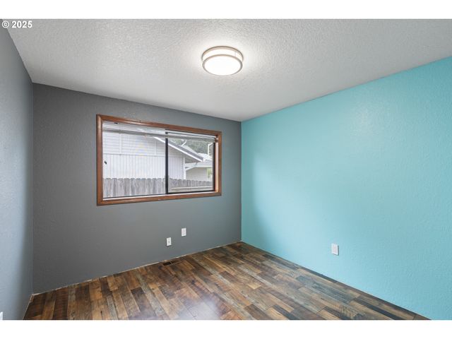 2445 LOMA VISTA Dr, Roseburg, OR 97471