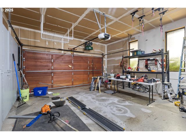 2445 LOMA VISTA Dr, Roseburg, OR 97471