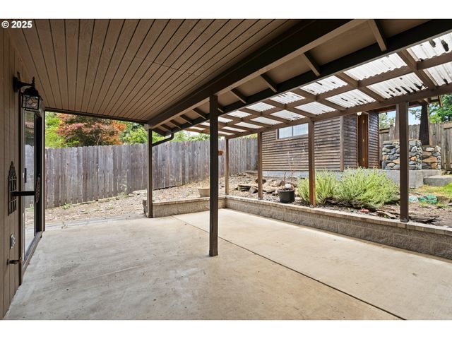 2445 LOMA VISTA Dr, Roseburg, OR 97471