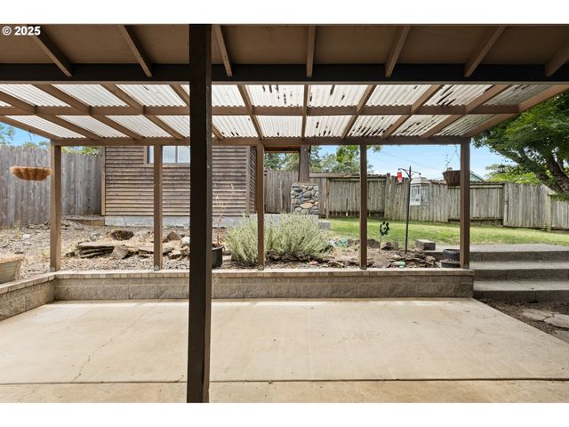 2445 LOMA VISTA Dr, Roseburg, OR 97471