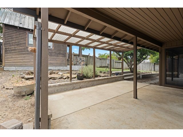2445 LOMA VISTA Dr, Roseburg, OR 97471
