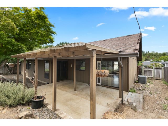 2445 LOMA VISTA Dr, Roseburg, OR 97471