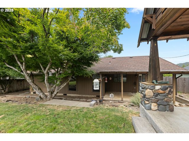 2445 LOMA VISTA Dr, Roseburg, OR 97471