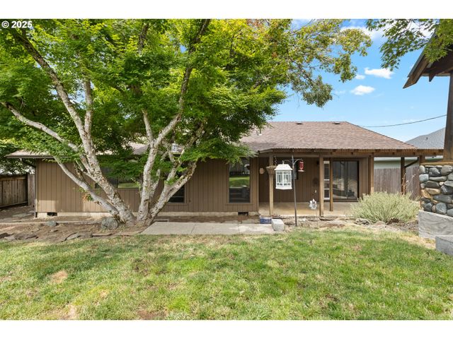 2445 LOMA VISTA Dr, Roseburg, OR 97471