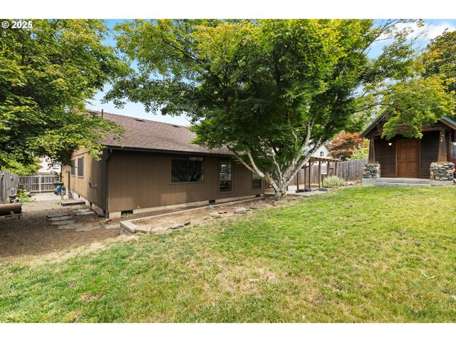 2445 LOMA VISTA Dr, Roseburg, OR 97471