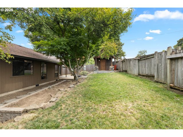 2445 LOMA VISTA Dr, Roseburg, OR 97471