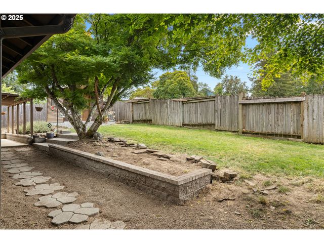2445 LOMA VISTA Dr, Roseburg, OR 97471