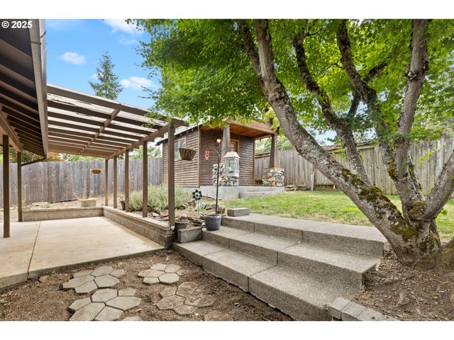 2445 LOMA VISTA Dr, Roseburg, OR 97471