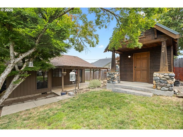 2445 LOMA VISTA Dr, Roseburg, OR 97471