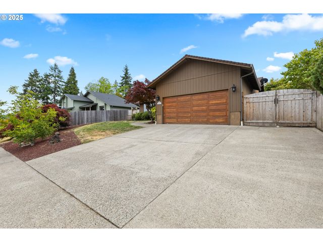 2445 LOMA VISTA Dr, Roseburg, OR 97471
