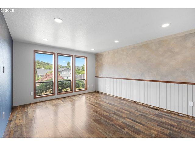 2445 LOMA VISTA Dr, Roseburg, OR 97471