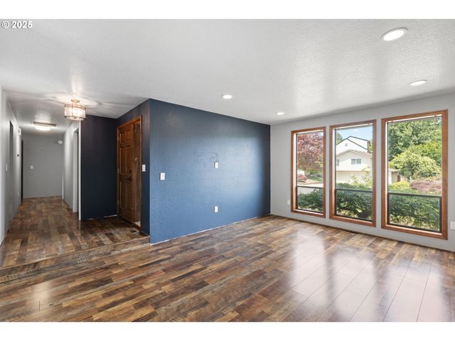 2445 LOMA VISTA Dr, Roseburg, OR 97471