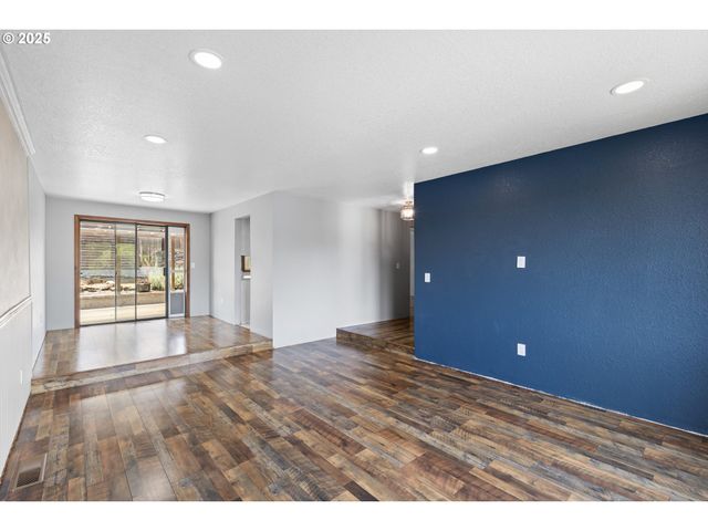 2445 LOMA VISTA Dr, Roseburg, OR 97471