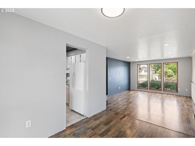 2445 LOMA VISTA Dr, Roseburg, OR 97471