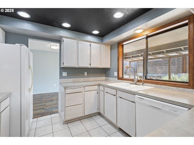 2445 LOMA VISTA Dr, Roseburg, OR 97471