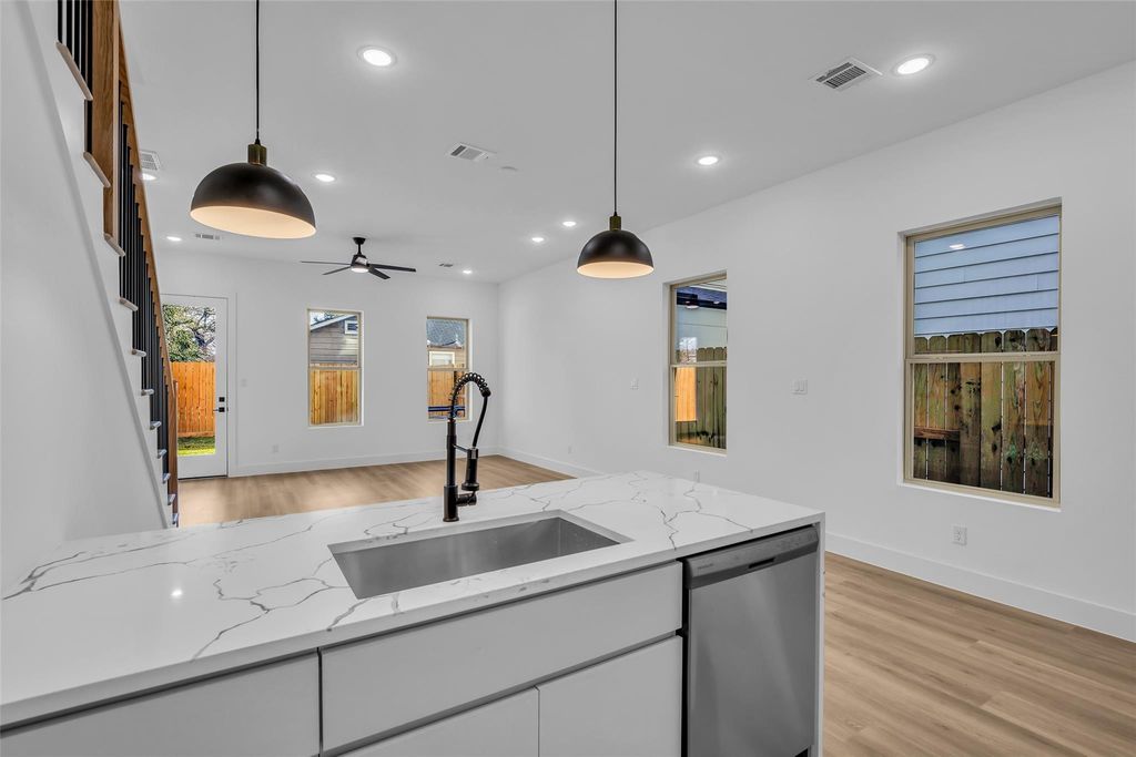 Image 10 of property listing at 1504 Griffin Street, Houston, TX 77009