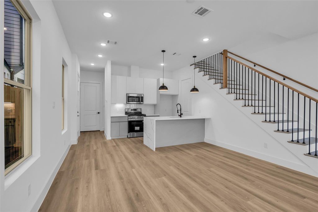 Image 11 of property listing at 1504 Griffin Street, Houston, TX 77009