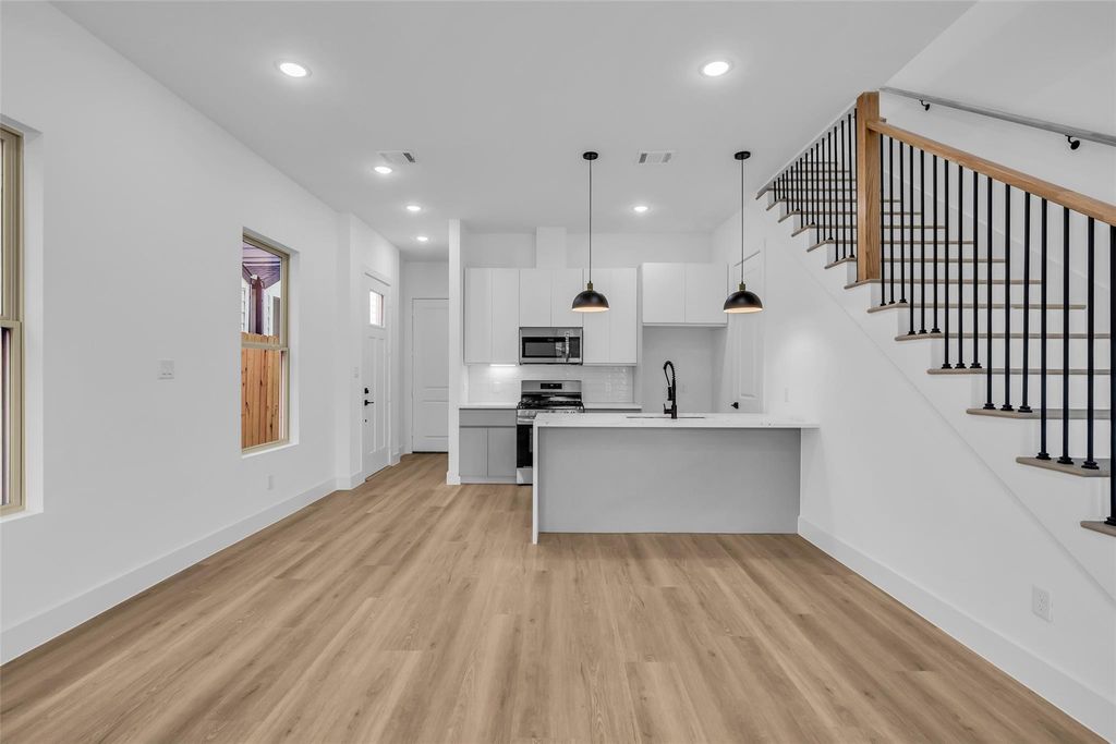 Image 12 of property listing at 1504 Griffin Street, Houston, TX 77009