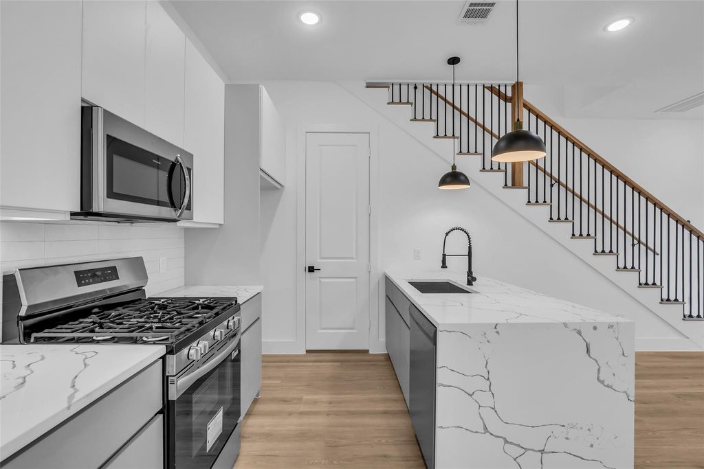 Image 2 of property listing at 1504 Griffin Street, Houston, TX 77009