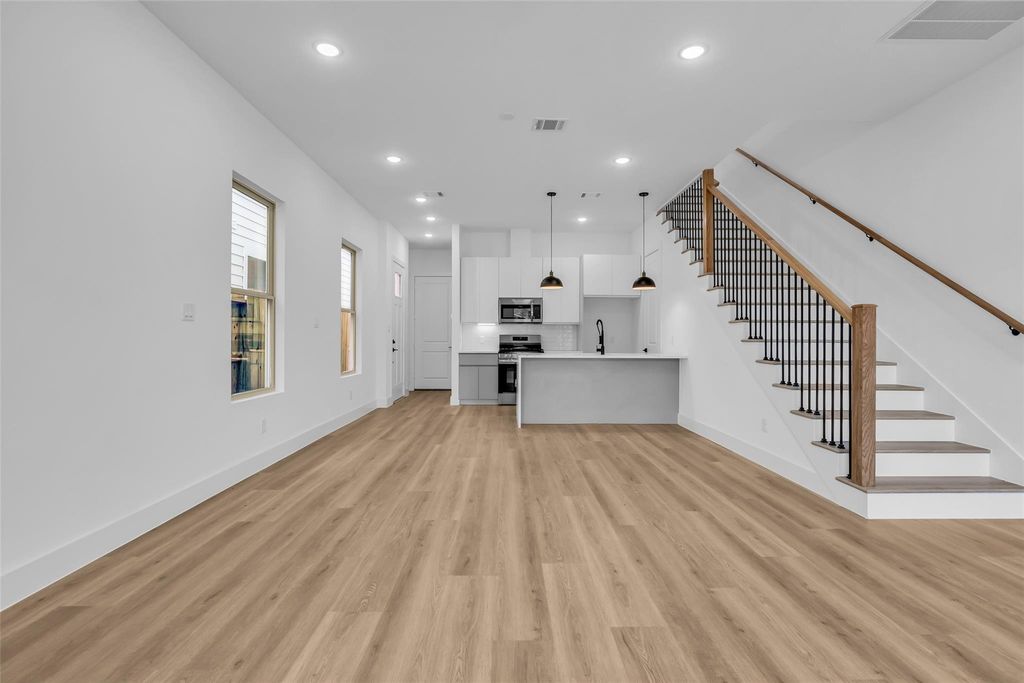 Image 20 of property listing at 1504 Griffin Street, Houston, TX 77009