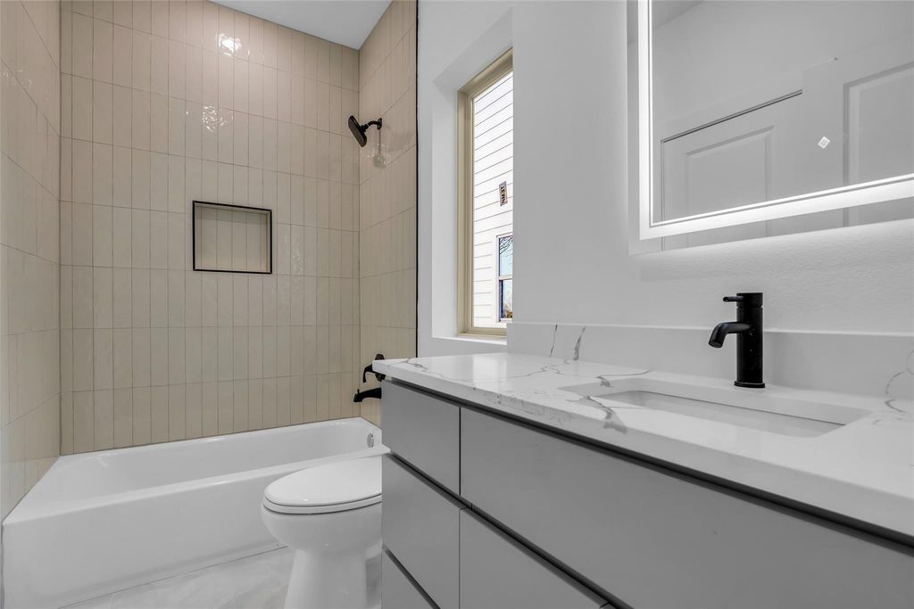 Image 29 of property listing at 1504 Griffin Street, Houston, TX 77009