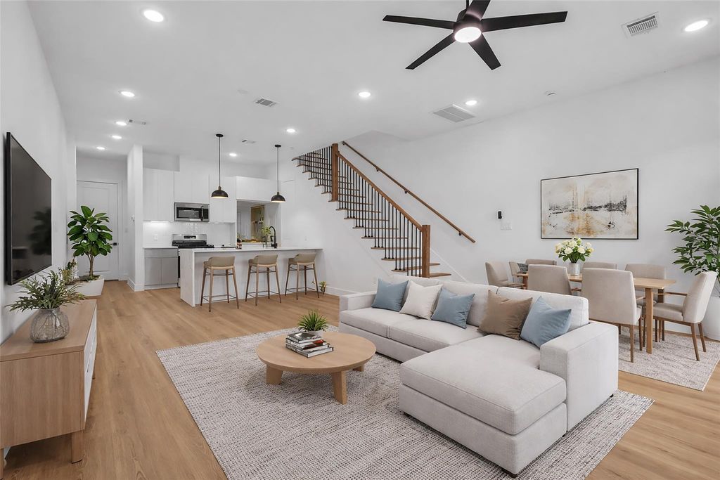 Image 3 of property listing at 1504 Griffin Street, Houston, TX 77009