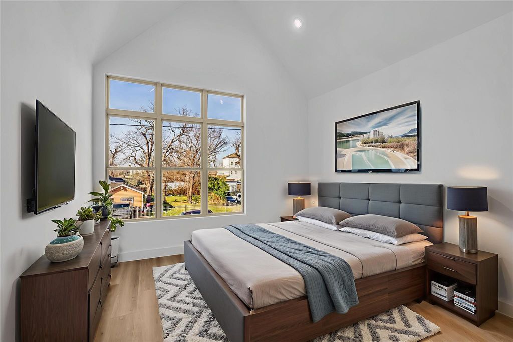 Image 33 of property listing at 1504 Griffin Street, Houston, TX 77009