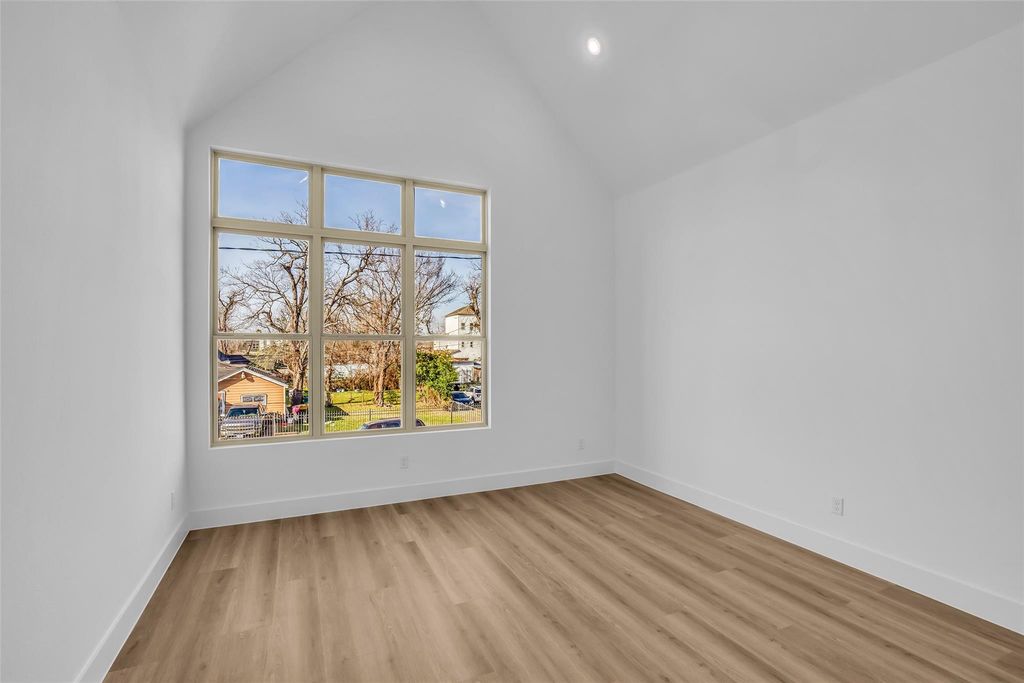 Image 34 of property listing at 1504 Griffin Street, Houston, TX 77009