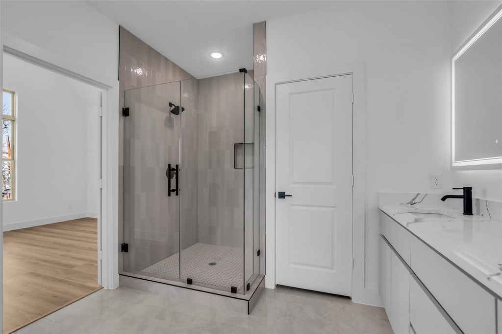 Image 36 of property listing at 1504 Griffin Street, Houston, TX 77009