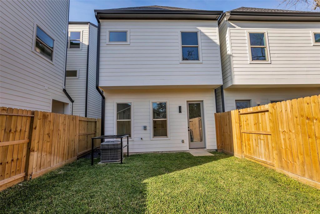 Image 39 of property listing at 1504 Griffin Street, Houston, TX 77009