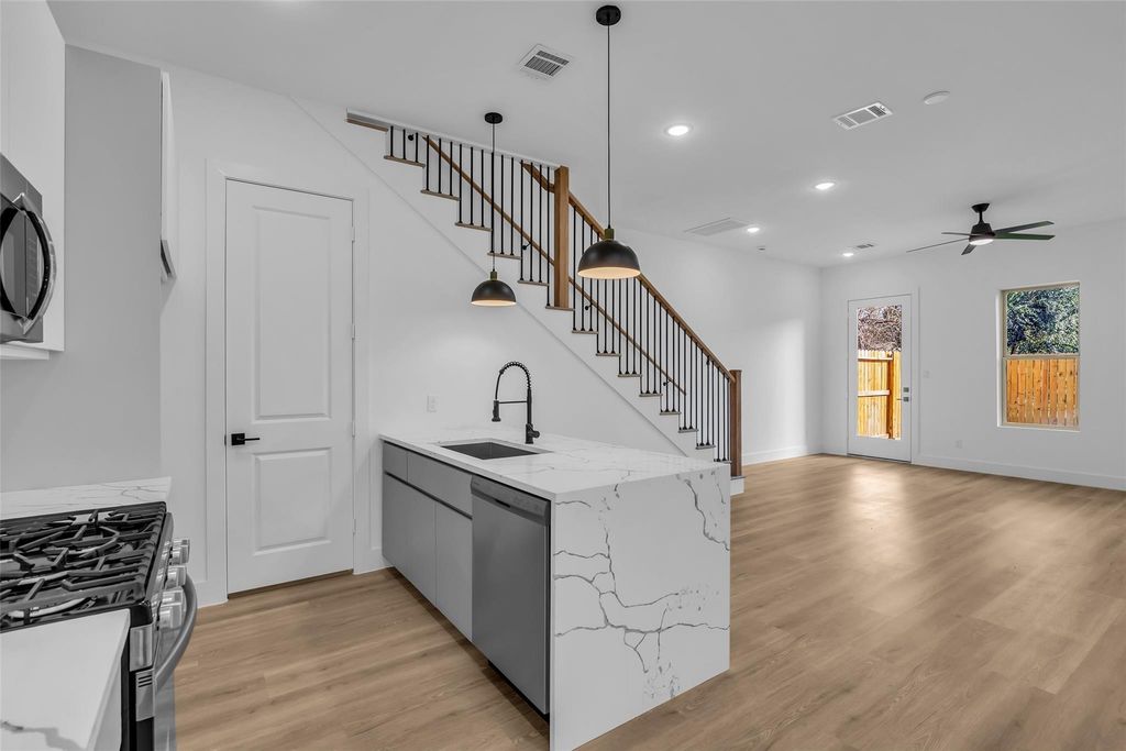 Image 4 of property listing at 1504 Griffin Street, Houston, TX 77009