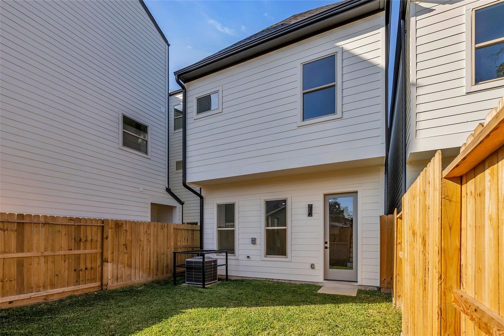 Image 40 of property listing at 1504 Griffin Street, Houston, TX 77009