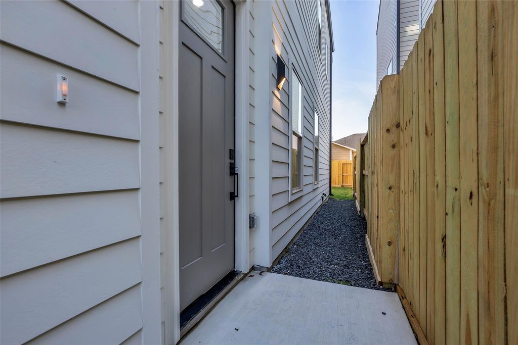 Image 41 of property listing at 1504 Griffin Street, Houston, TX 77009