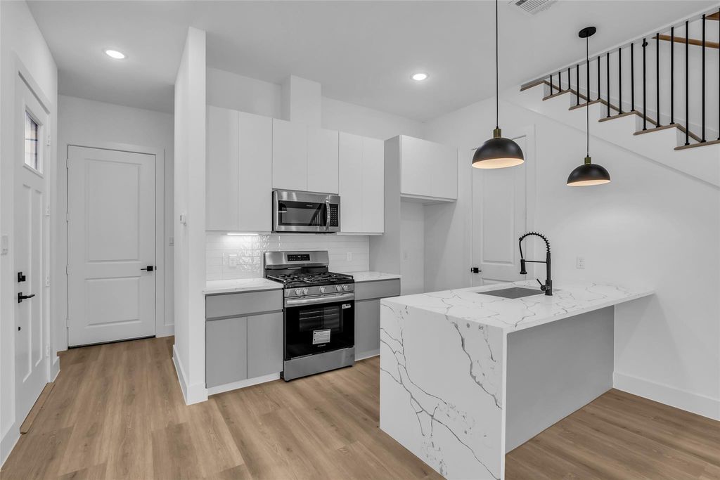 Image 6 of property listing at 1504 Griffin Street, Houston, TX 77009